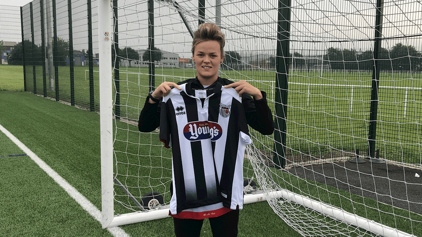 Kirsty smith signs for GTFC Women