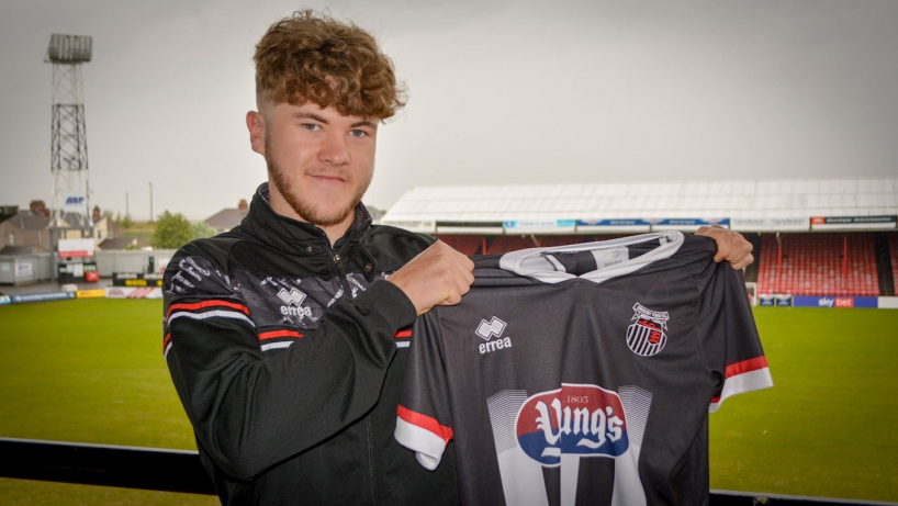 Luis Adlard signs professional contract